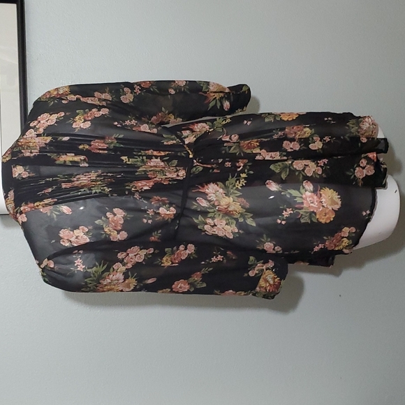 AMERICAN RAG CIE Black Floral Pintuck Split Neck Roll Tab Sleeve Blouse-EUC-Sz M - Picture 6 of 17